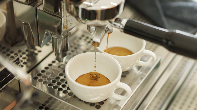Expresso versé dans des tasses à café