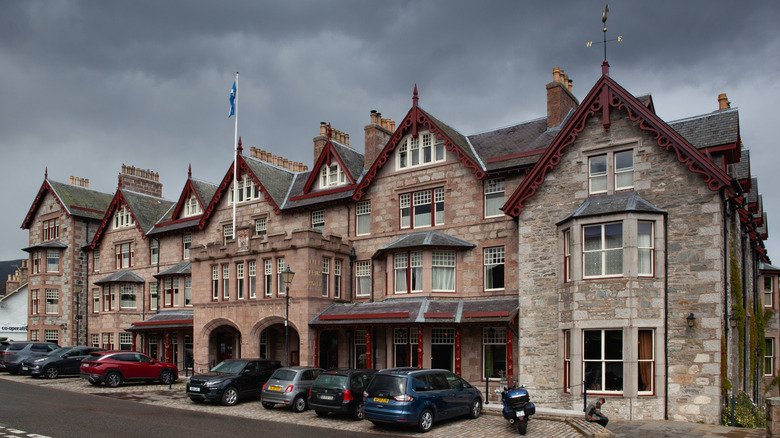 Extérieur en pierre du Fife Arms Hotel à Braemar, en Écosse