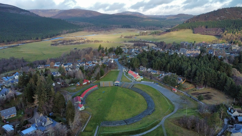 Games Arena à Braemar entouré de montagnes
