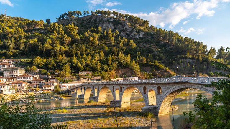 Le pont de Gorica du XVIIIe siècle à Berat, Albanie