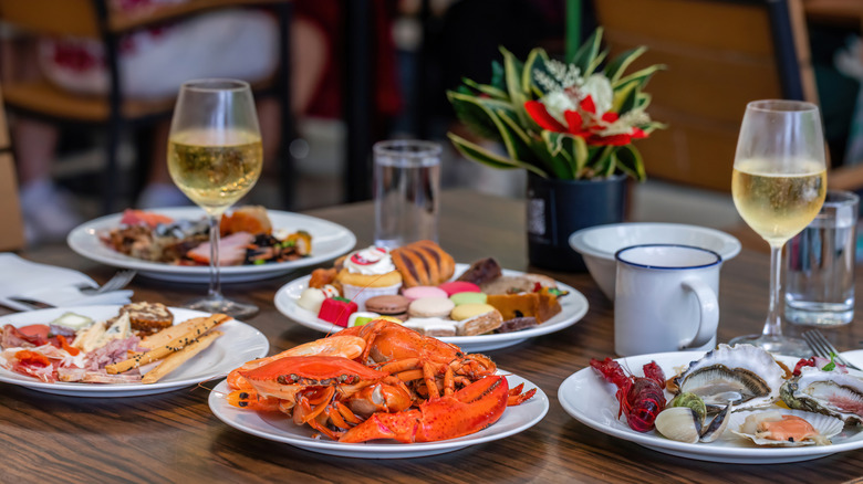 Une fête des fruits de mer à une table de restaurant