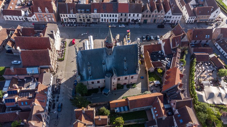 Vue aérienne de la place de la vieille ville à Damme, en Belgique
