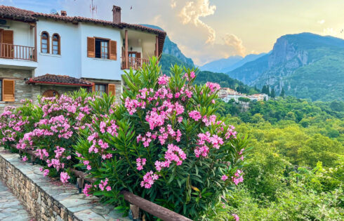 Le paradis de retraite secret de la Grèce est une charmante ville de montagne abordable avec des vibrations du Colorado et des plages voisines