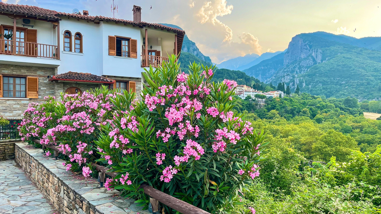 Le paradis de retraite secret de la Grèce est une charmante ville de montagne abordable avec des vibrations du Colorado et des plages voisines