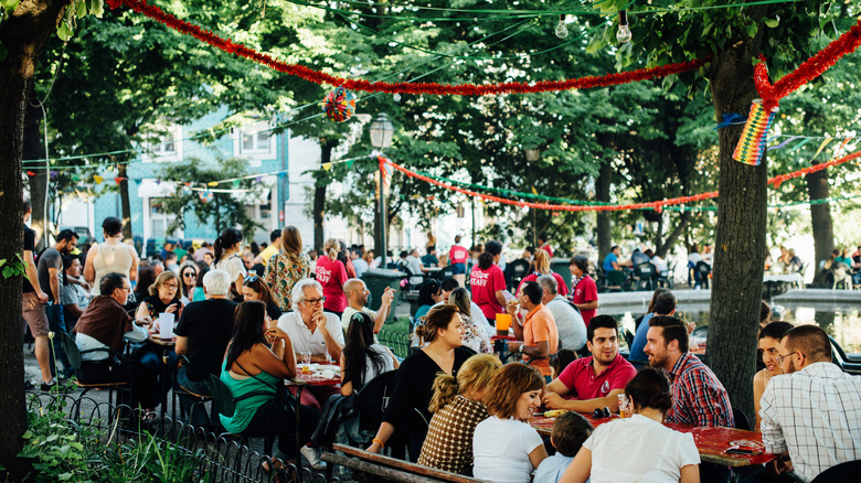 Les gens mangeant dans la rue pendant la fête de Saint Anthony à Lisbonne