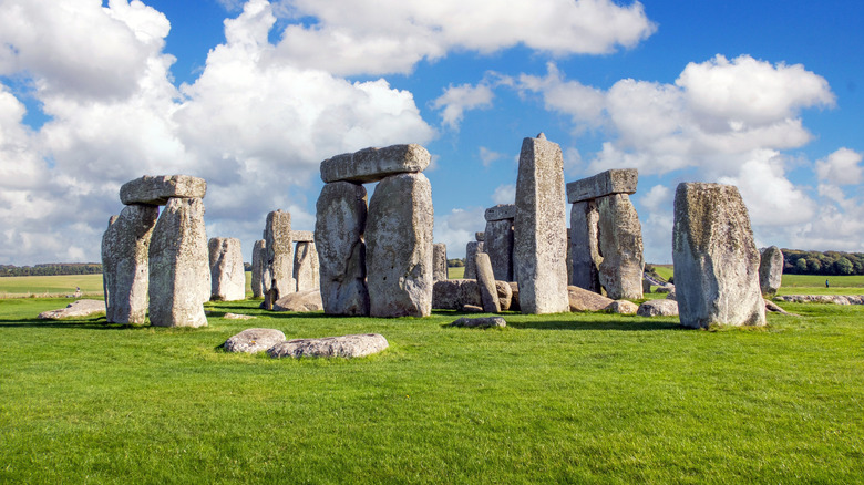 Vue de Stonehenge sous un ciel brillant