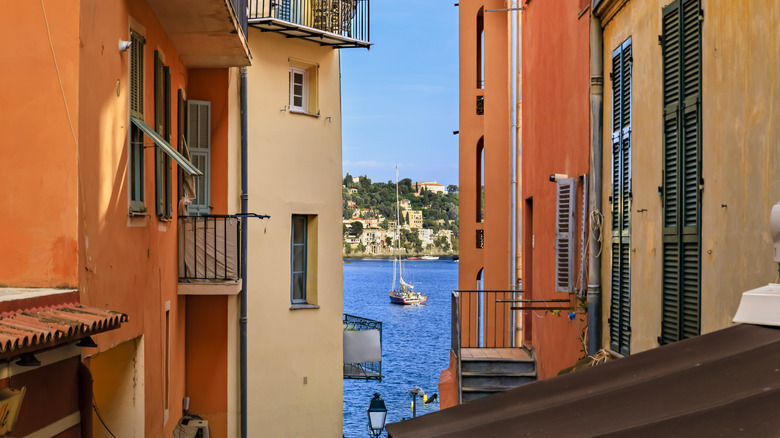 Les maisons colorées se font face dans le cœur de Villefranche-sur-Mer