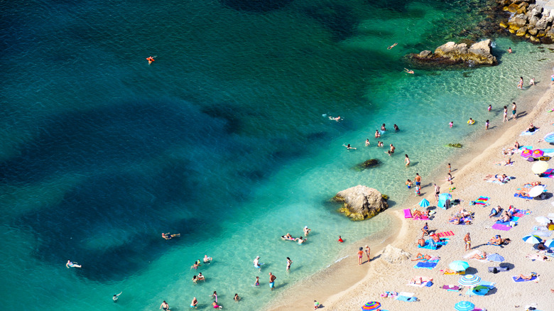 Les gens de la plage sur la plage près de Villefranche-sur-Mer