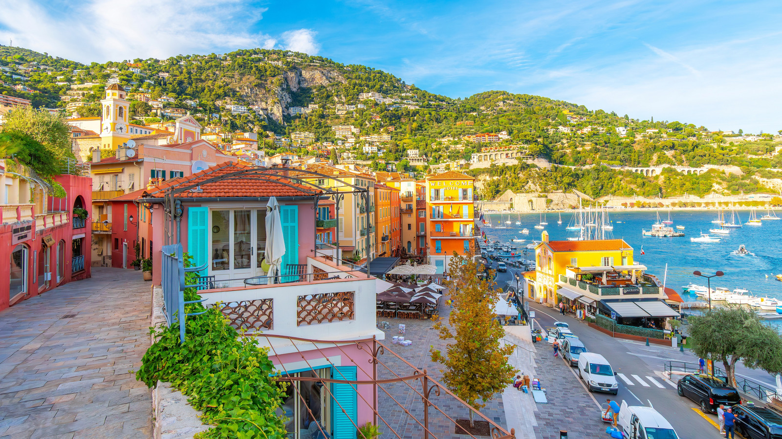 La «ville la plus colorée» de la Riviera française est une alternative moins courte mais tout aussi frappante à Nice à proximité