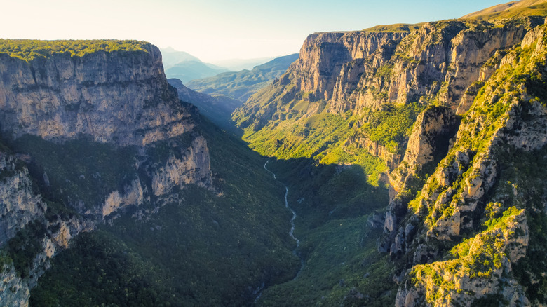 Les falaises transparentes des gorges de Vikos au nord d'Ioannina