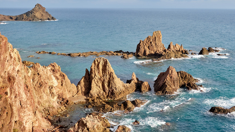 Le récif de sirène dans le parc naturel du Cabo de Gata d'Espagne, avec de belles formations rocheuses volcaniques qui sortent de l'eau