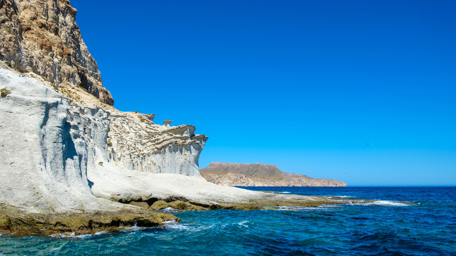 La côte espagnole se cache ce parc naturel sous-estimé avec des plages idylliques et des structures volcaniques d'un autre monde