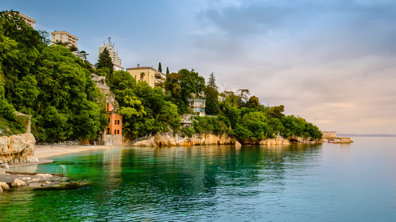 La superbe plage de Glavanovo dans la ville de Rijeka dans la baie de Kvarner, Croatie, au coucher du soleil
