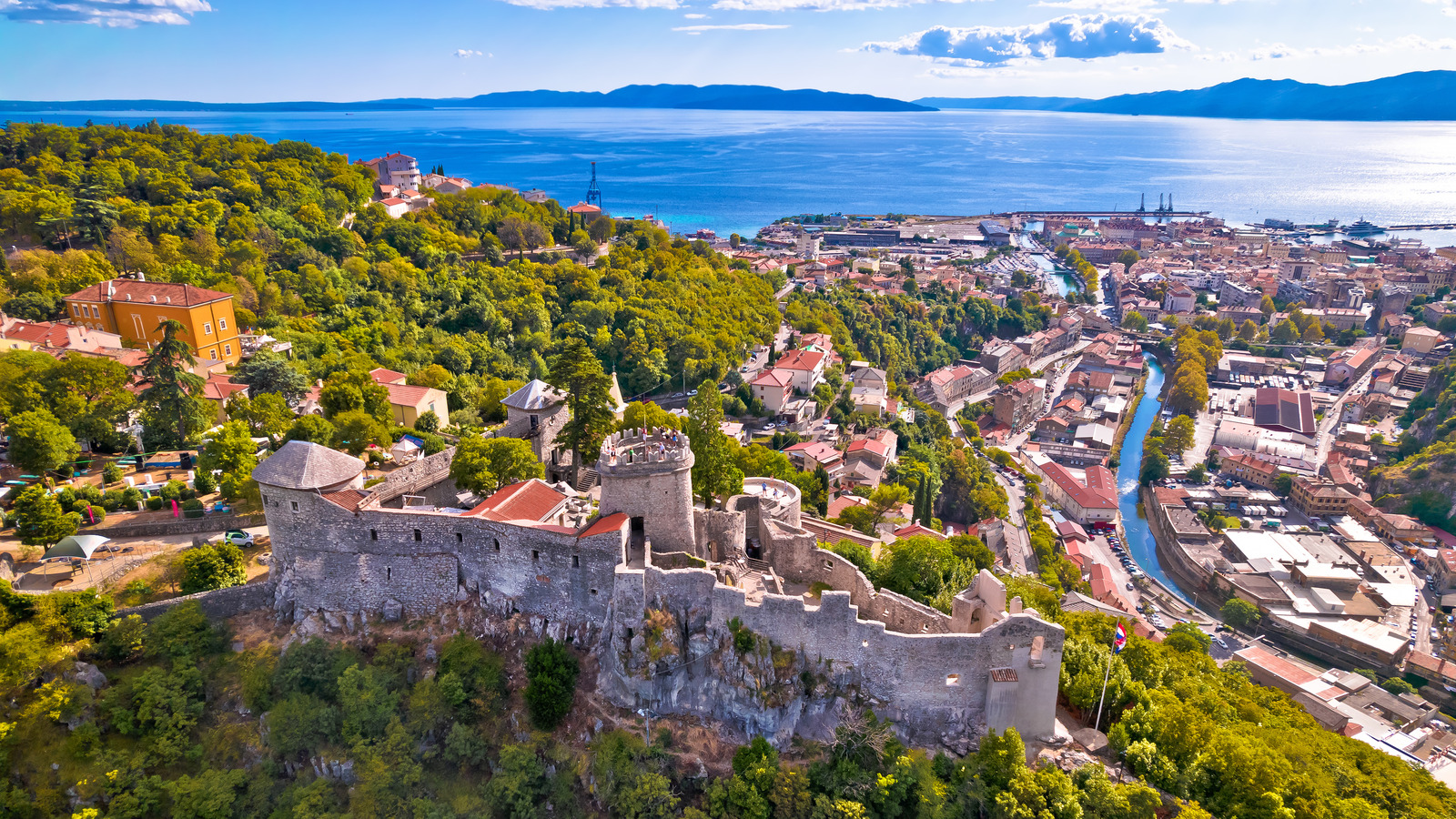L'une des meilleures destinations nomades numériques au monde est la magnifique `` passerelle des îles Croatie ''