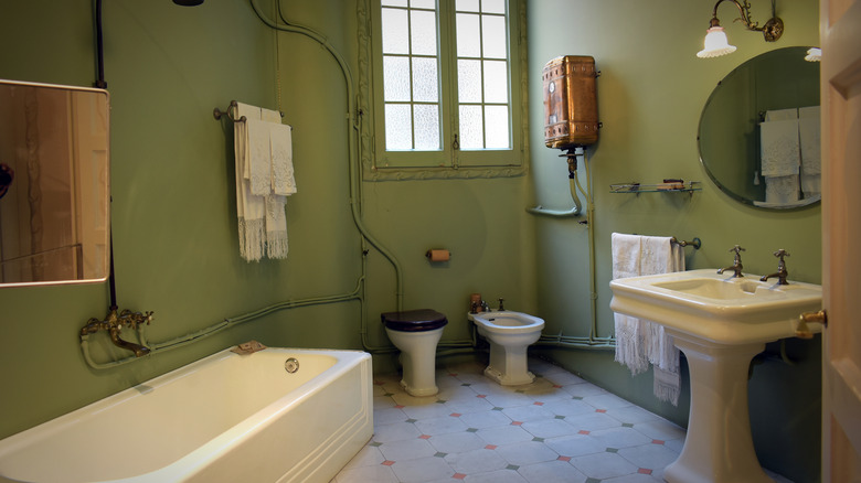 Une salle de bain dans un appartement à Casa Milà