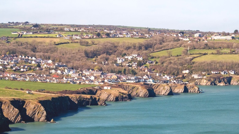 Vue aérienne du littoral et du paysage d'Aberporth