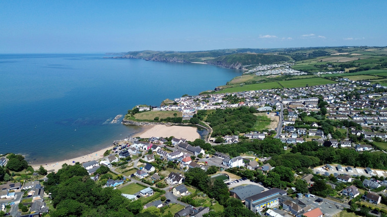 Vue aérienne des villages, des plages et de la côte d'Aberporth