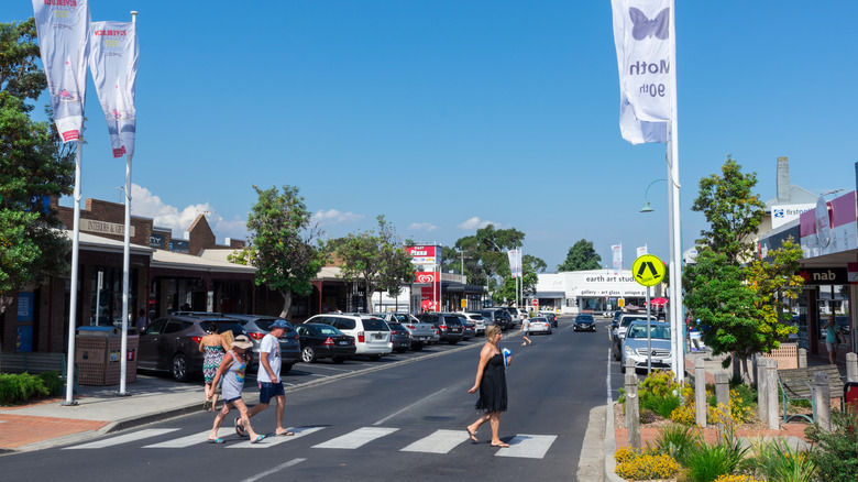 Des gens qui marchent dans la rue Abeckett au centre-ville d'Inveroch, en Australie,