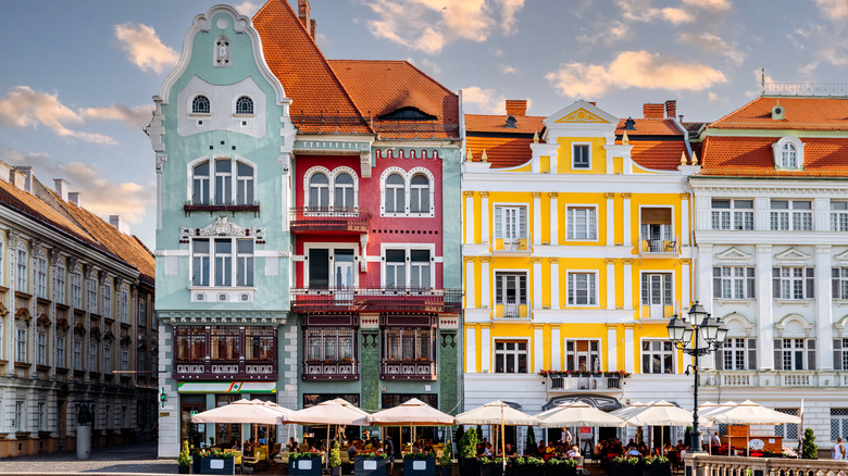 Une ligne de maisons colorées à Timisoara