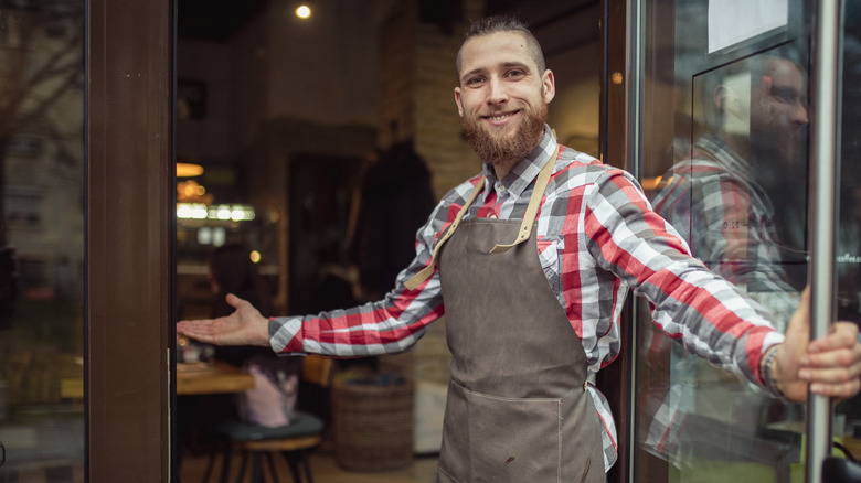 Personne essayant d'amener les touristes à entrer dans un restaurant