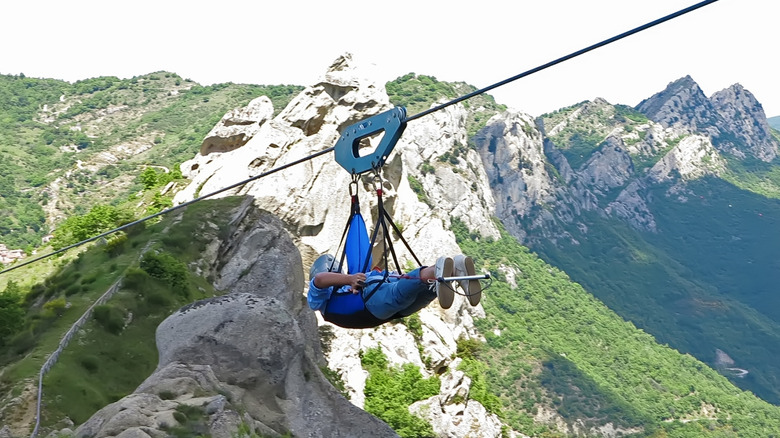 Touriste sur la tyrolienne Flight's Flight à Pietrapertosa