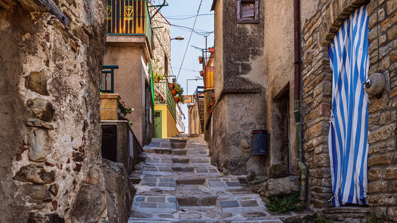 Escaliers pavés raides dans les rues de Pietrapertosa