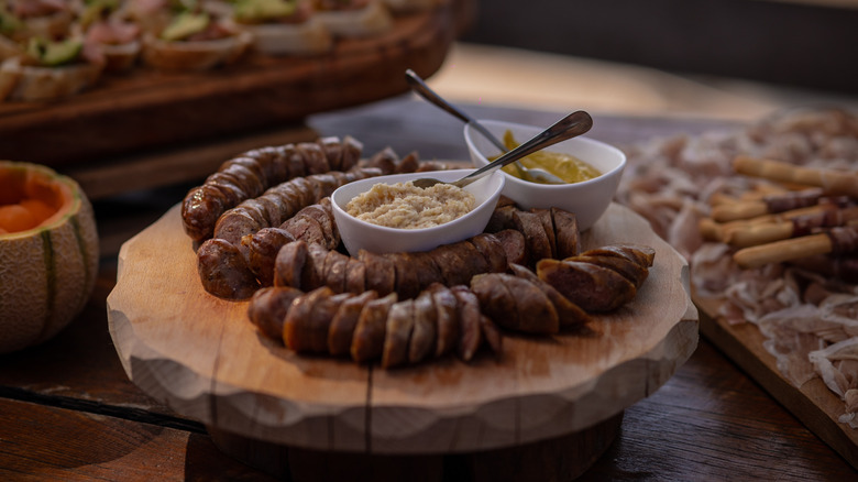 Saucisse et charcuterie slovènes sur une planche à découper Wodden