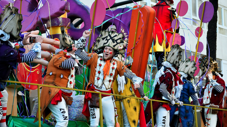 Les gens sur un flotteur au carnaval à Cadiz, en Espagne