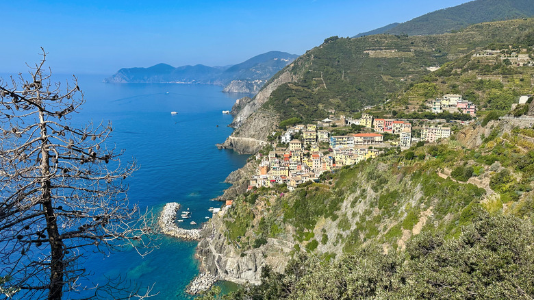 Une vue de plusieurs villages éloignés du Cinque Terre