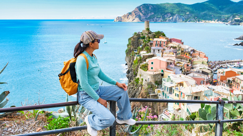 Un randonneur regarde Vernazza dans le Cinque Terre