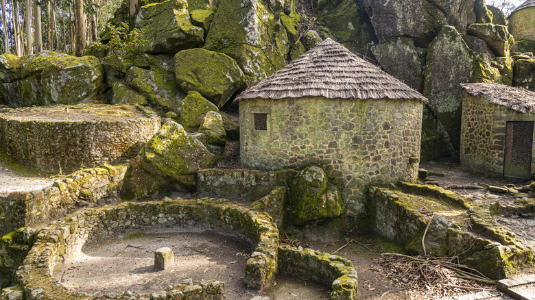 Une maison en pierre rustique entourée de rochers accidentés et de mousse luxuriante près d'Esposende