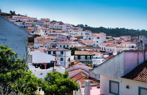 Le village du Portugal hors des sentiers battus par une plage de falaise est un charmeur négligé avec des habitants sympathiques