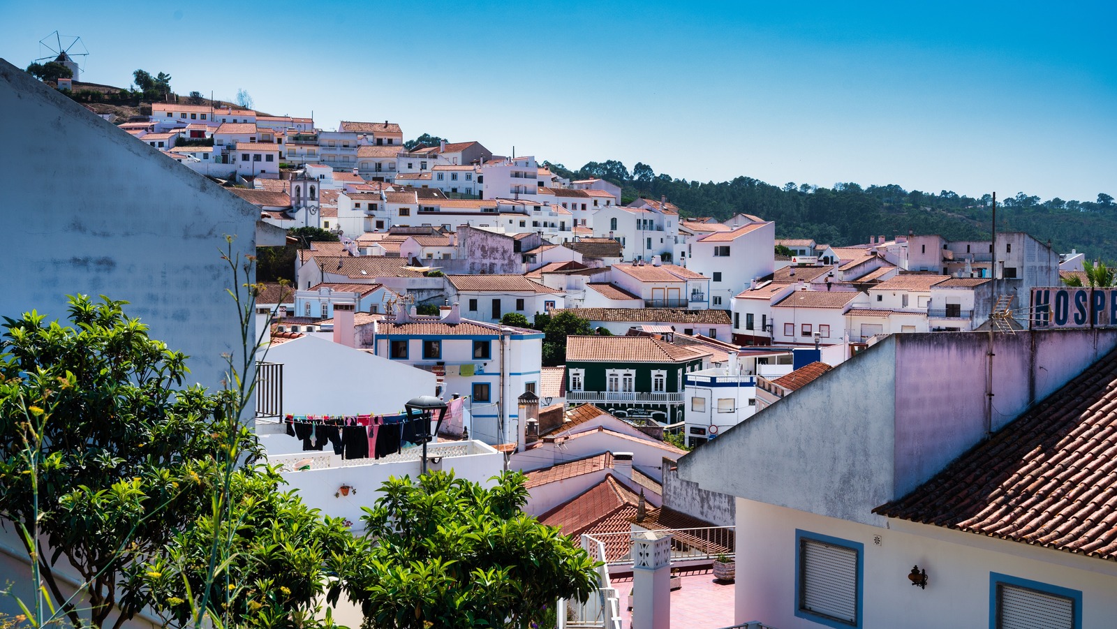 Le village du Portugal hors des sentiers battus par une plage de falaise est un charmeur négligé avec des habitants sympathiques