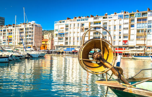 La ville portuaire sous-estimée de la Riviera française a des vues inégalées, des marchés animés et des plages peu fréquentées