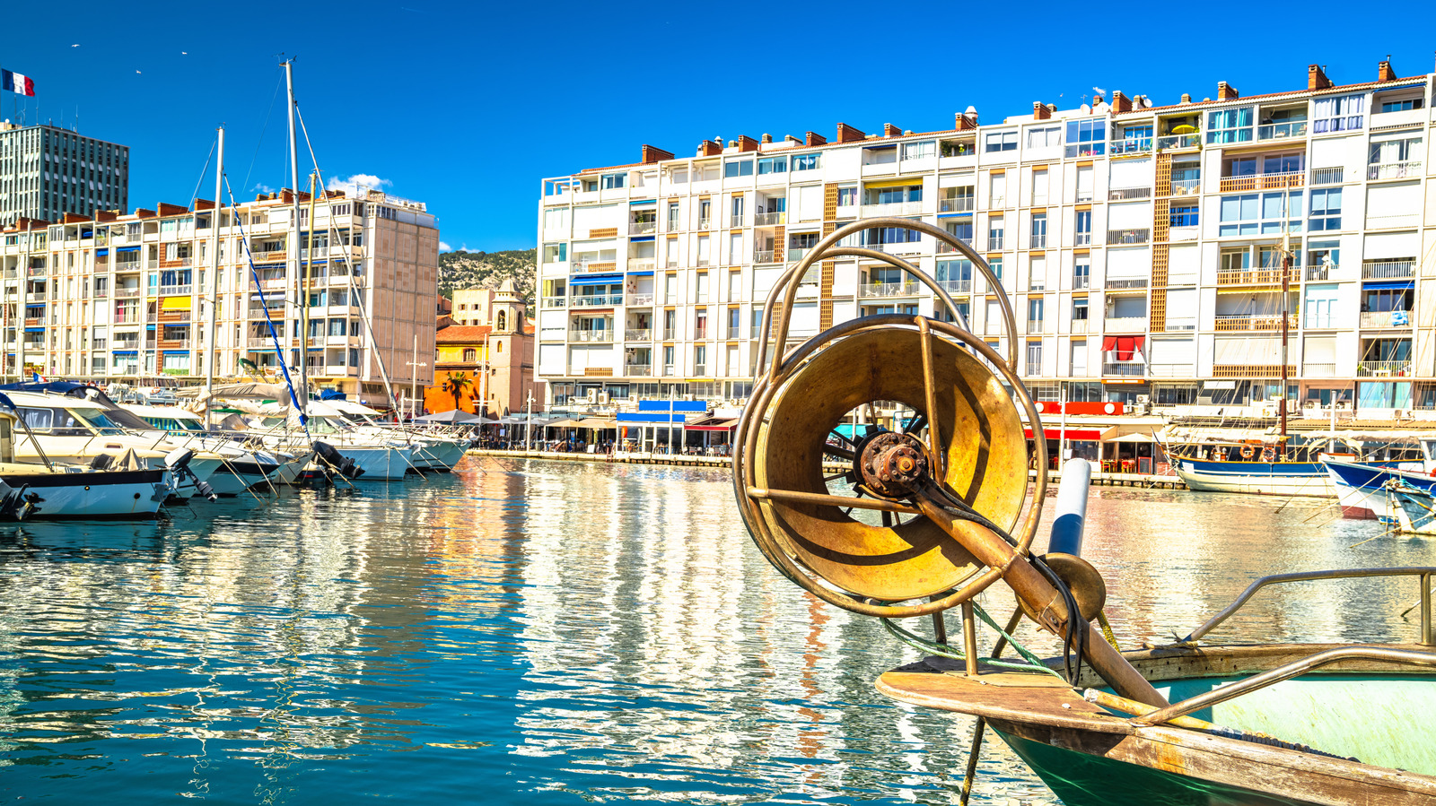 La ville portuaire sous-estimée de la Riviera française a des vues inégalées, des marchés animés et des plages peu fréquentées