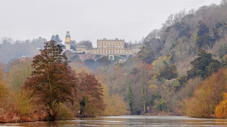 Cliveden House est vu de la Tamise en automne
