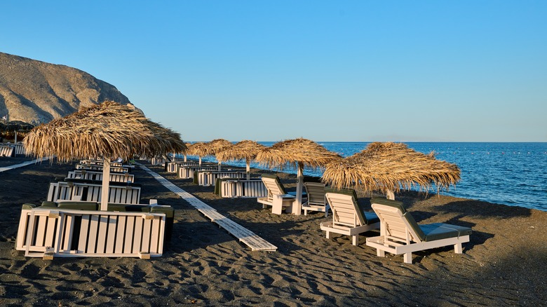 Sun Loungers sur la plage de Perivolos à Santorin, Grèce