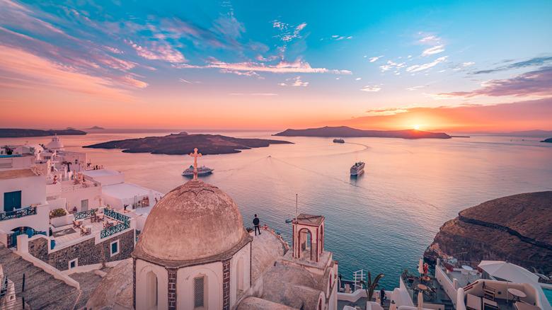 Paysage du soir de Fira avec des navires dans l'eau