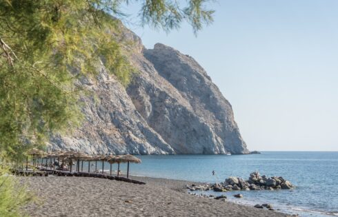 La côte de Santorin possède cette plage grecque familiale connue pour ses eaux claires et calmes