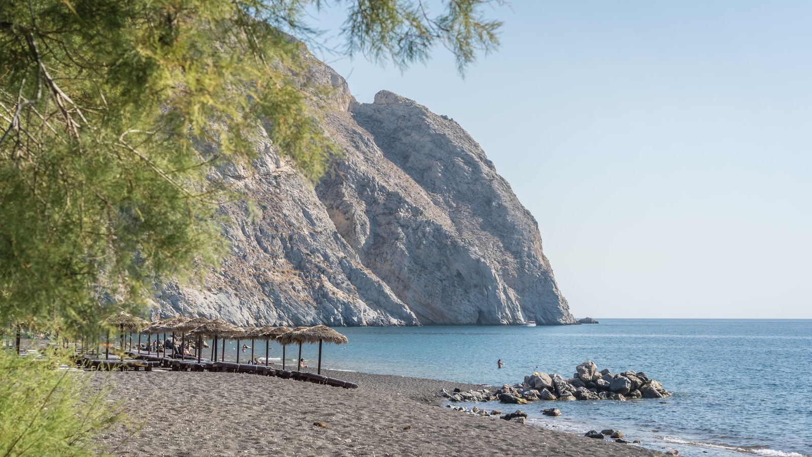La côte de Santorin possède cette plage grecque familiale connue pour ses eaux claires et calmes