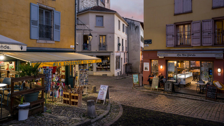 Les magasins et les restaurants bordent les rues de Le Puy-en-Vellay