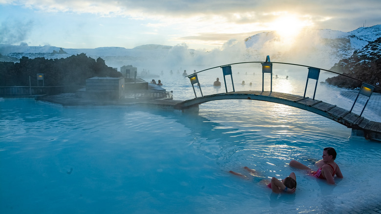 Les gens se baignent à Blue Lagoon, Islande