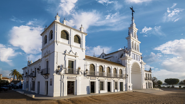 Vue latérale de l'église d'Ermita del Rocio à El Rocio, Espagne