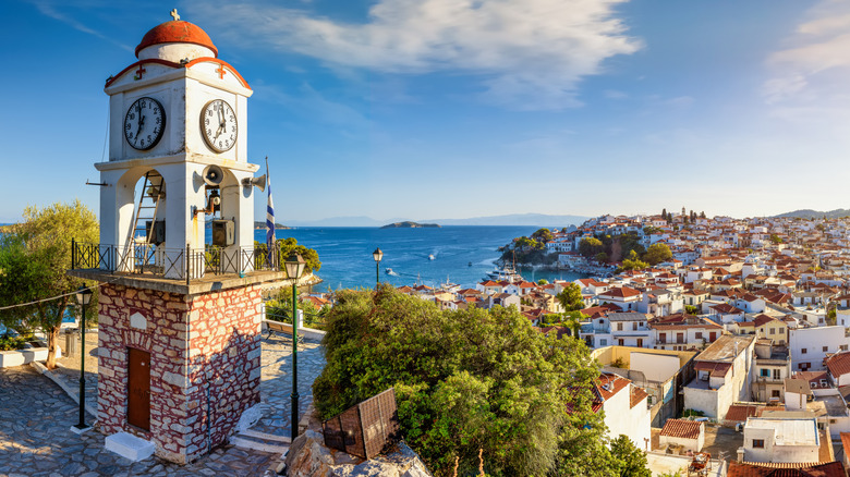 Clocktower surplombant l'océan à Skiathos