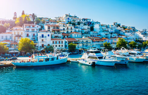 L'alternative extrêmement abordable de la Grèce à Santorin possède des plages tout aussi belles avec de petites foules