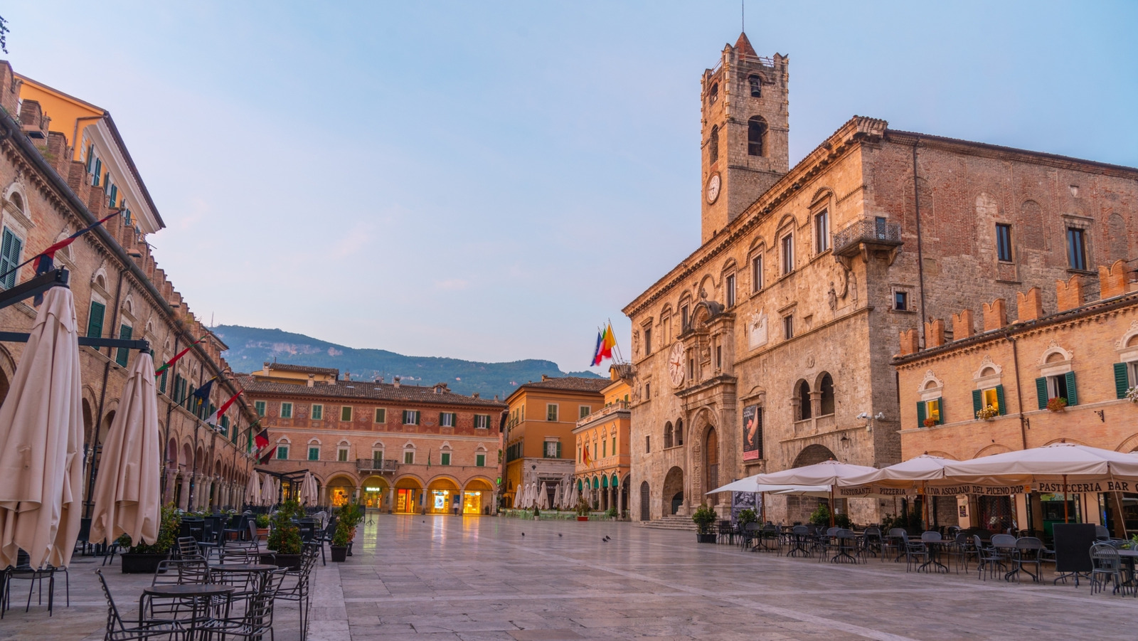 La précieuse ville de Mountain de Stone d'Italie appelée «une Rome antique miniature» brille littéralement la nuit