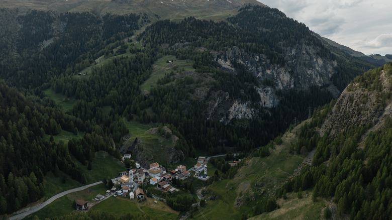 Un tir aérien de haut de la ville de Mulegns, profondément dans les montagnes alpines
