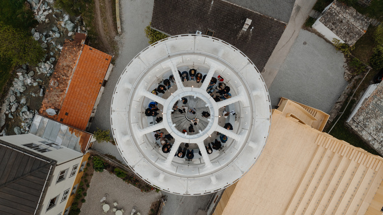Une vue de Tor Alva depuis directement au-dessus, en regardant une foule pleinement dans son espace théâtral de haut niveau