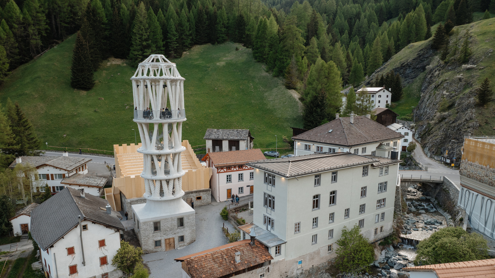 La plus haute tour imprimée en 3D du monde se développe au centre de ce charmant village de montagne suisse