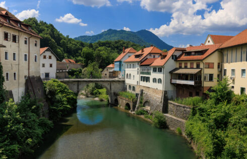 Une charmante ville slovène est la porte d'entrée d'un royaume magique de châteaux et de demeures dans les Alpes juliennes